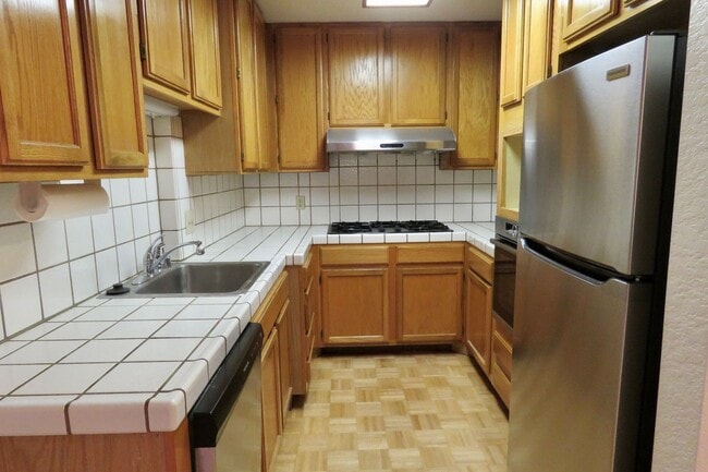 Building Photo - Condo with 2 baths, Parking and Private Pa...