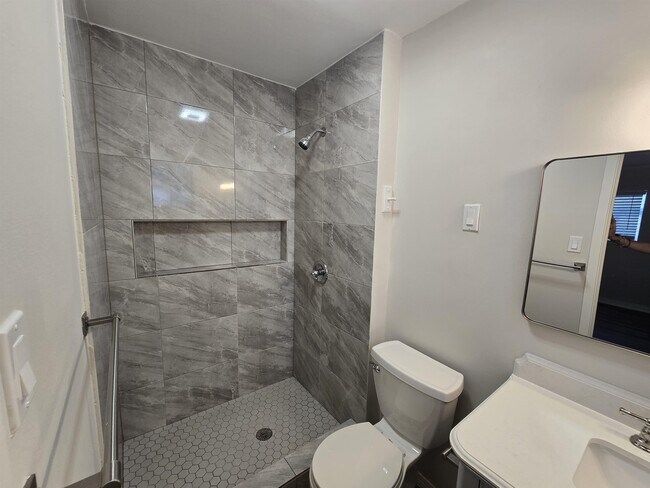 Building Photo - 211 Esperanza Dr