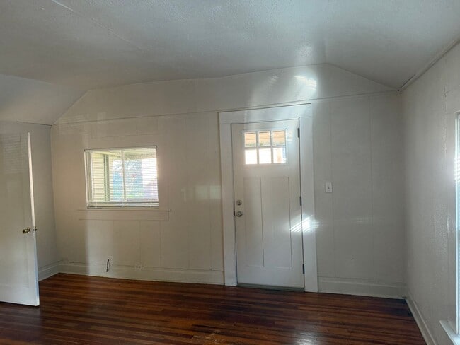 Building Photo - 2 bedroom 1 bathroom house - Close to Campus!