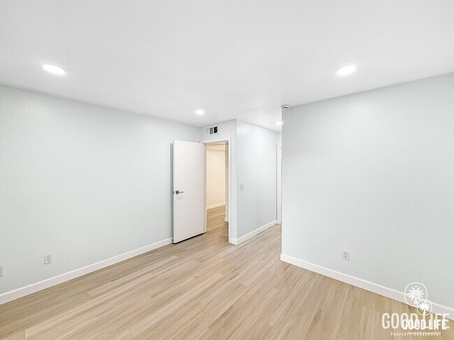 Building Photo - Great 2B/2BA Condo in Carmel Mountain Ranch w/ Community Pool, W/D, & Reserved Parking!