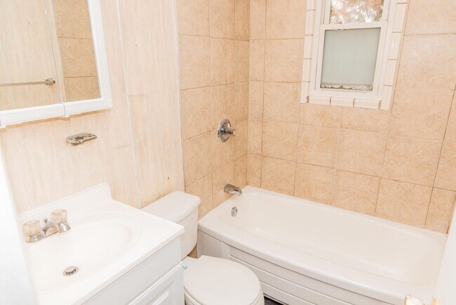 Building Photo - ONE MONTH FREE-Sign by 2/28/2026: Walk to Carytown & the Fan