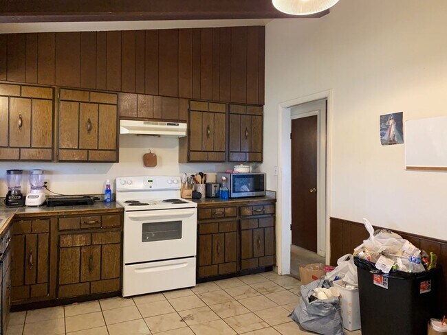 Building Photo - STUDENTS WELCOME! Sprawling 6 Bed / 3 Bath Home Near College and Drake