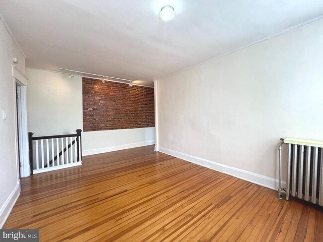 Building Photo - 1333 W 40th St