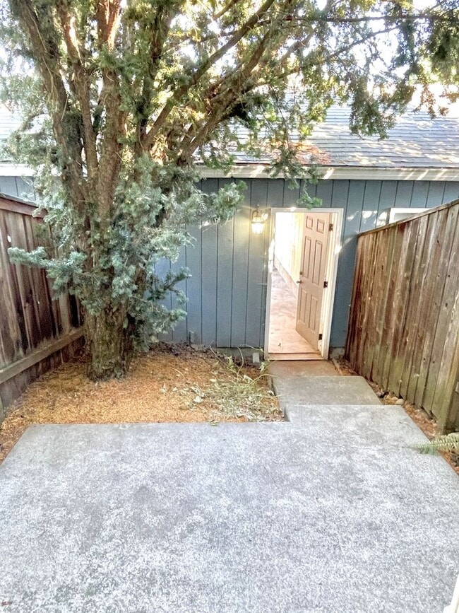 Building Photo - St. Johns Neighborhood Rowhouse with Detached Garage, Private Back Patio
