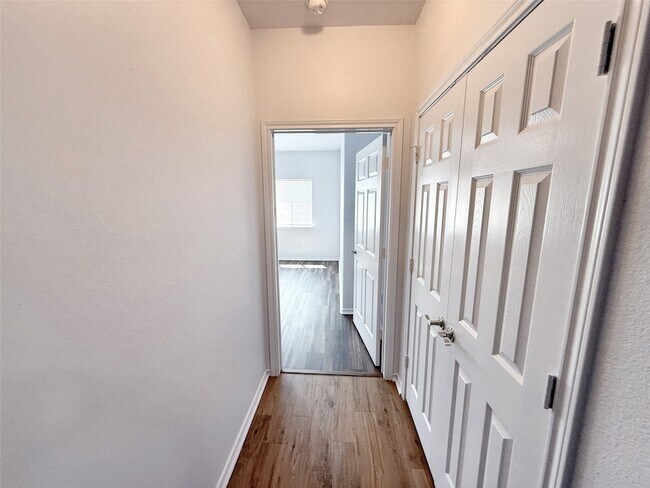 Building Photo - 512 E Hazelwood St