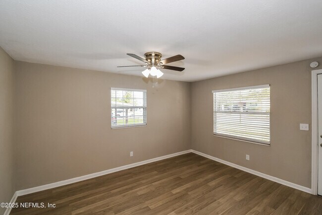 Building Photo - 335 Bonnlyn Dr