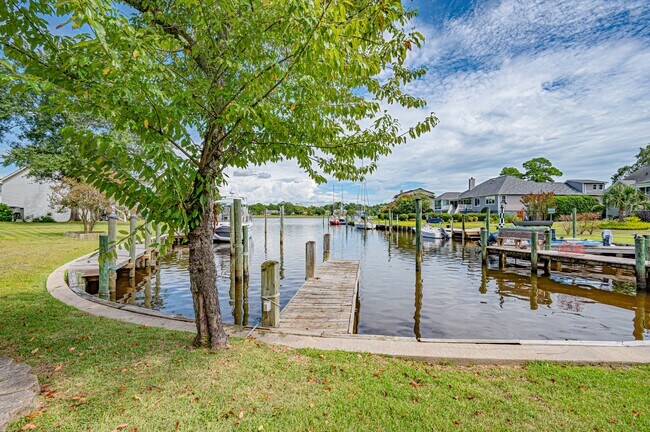 Building Photo - 6118 Gondolier Dr