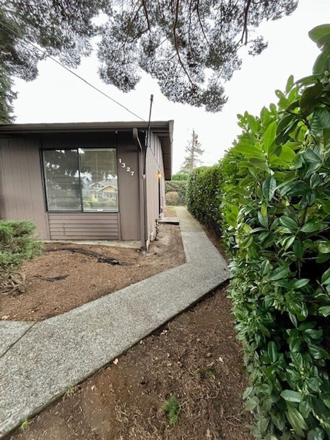 Building Photo - 1325-1327 Grant St