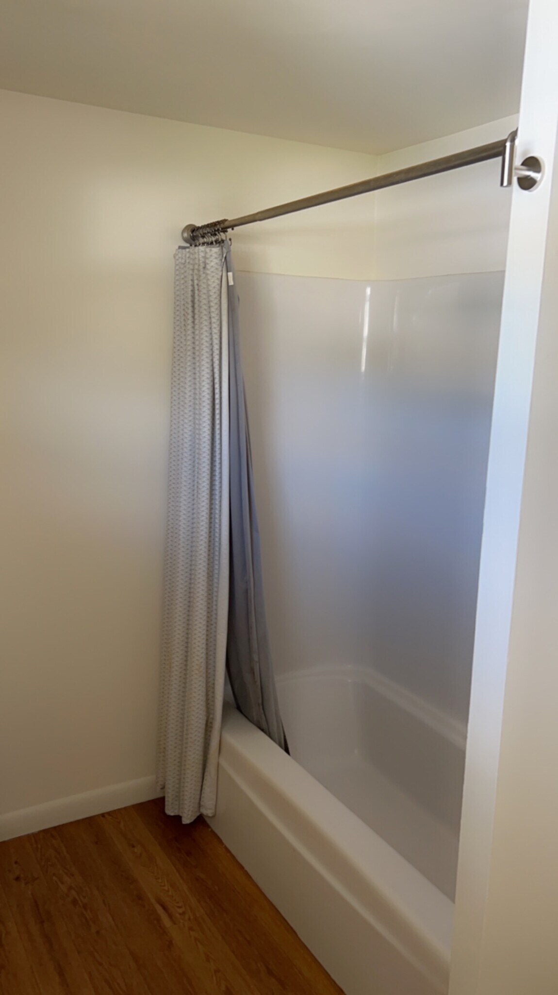 Bathroom tub 1 - 7 Callahan Dr