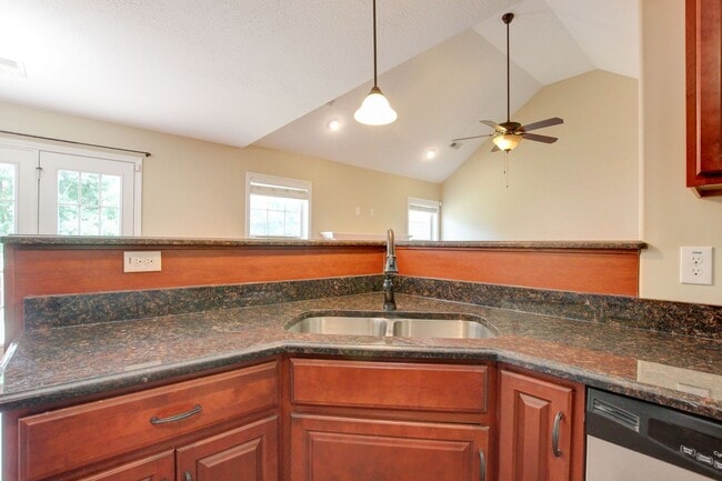 Building Photo - Sweet 3 bed 2 bath clost to post and I-24.