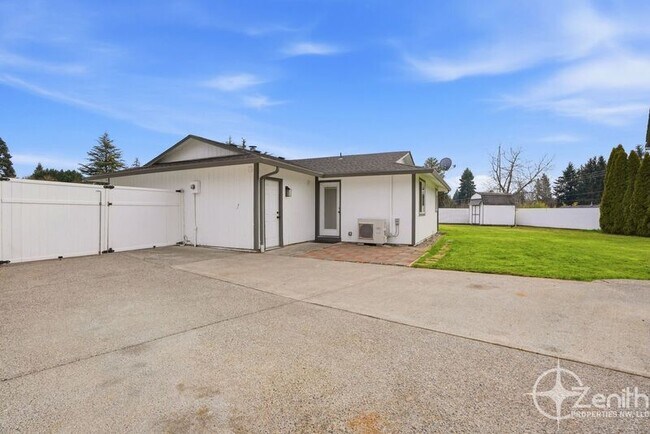 Building Photo - 13801 NE 40th St