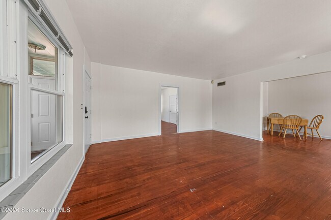 Building Photo - 1008 E Strawbridge Ave
