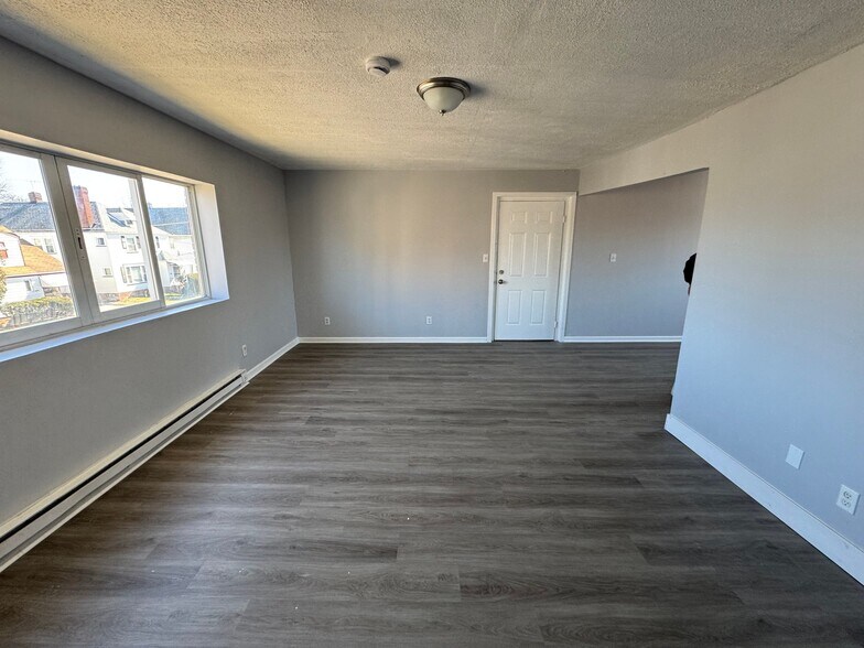 Building Photo - 14520 Milverton Rd