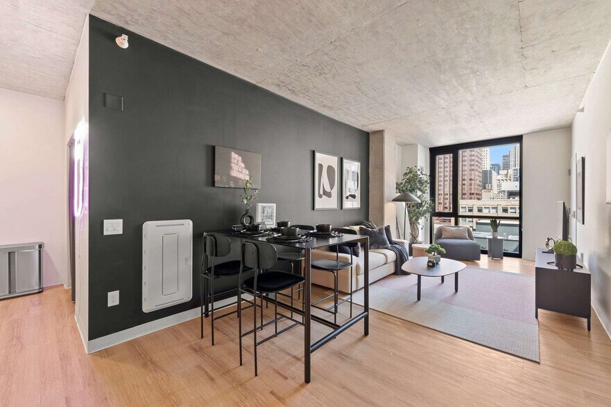 Building Photo - 633 S LaSalle St