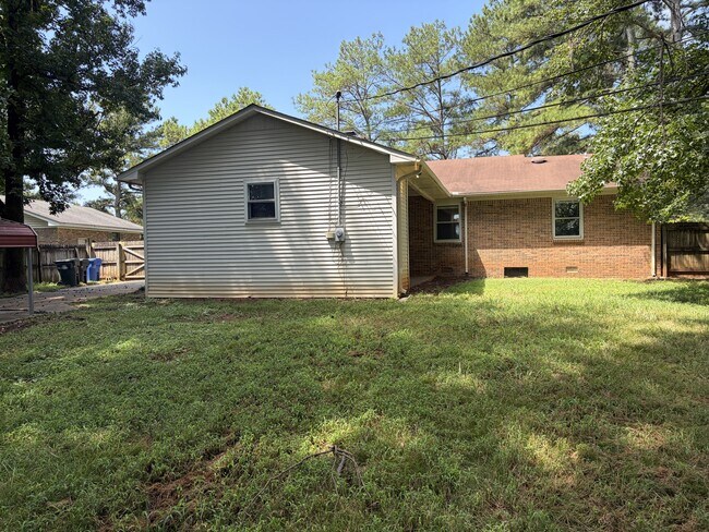 Building Photo - 409 Cloverleaf Dr