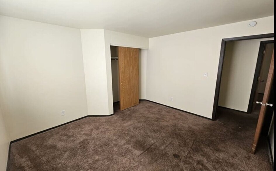 Building Photo - 820 Edgebrook Dr