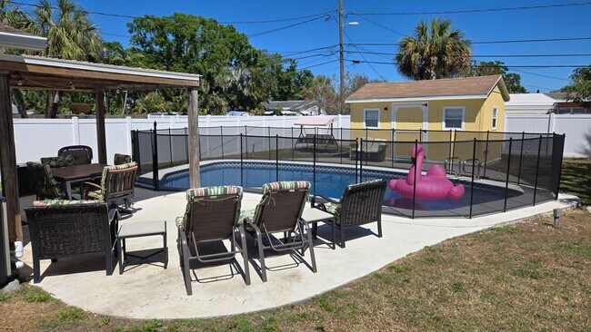 Building Photo - Beautiful All-Inclusive 2Bed/2Bath Furnish...
