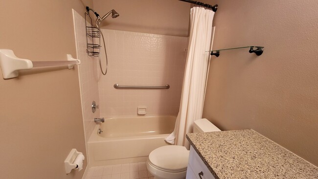 Building Photo - Desirable 2 bed/ 2 bath/1 car Condo in The...