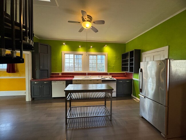 Building Photo - Adorable 1 BD + Loft and Office Bungalow in SE Richmond Neighborhood. ** Central Heat & AC! **