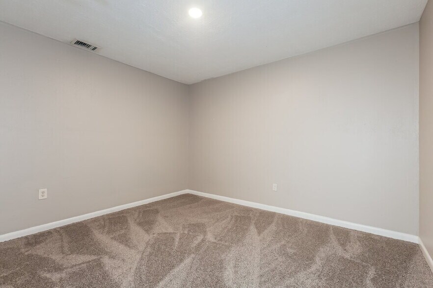 Building Photo - 2027 Helm Ln
