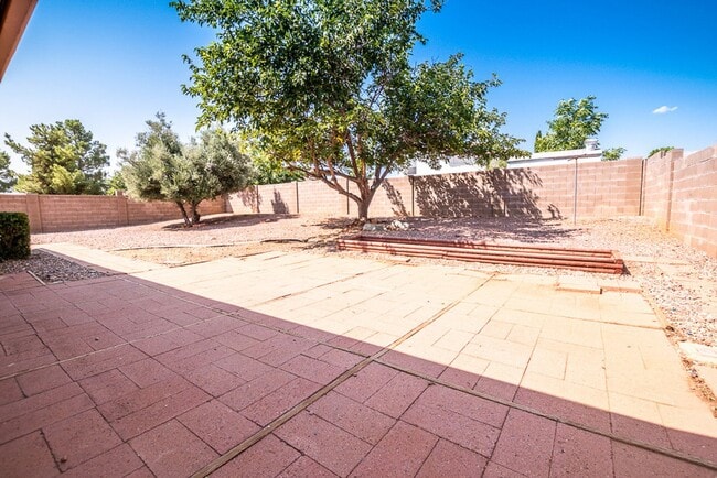 Building Photo - Contemporary home with 3 bedrooms, 2 bath, 2 car garage, A/C, Fenced Yard