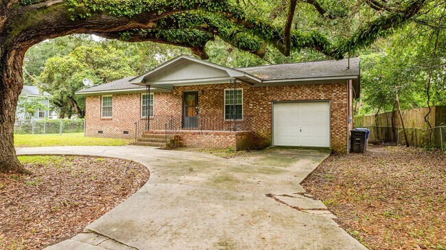 Building Photo - 3 Bedroom 1.5 Bath House in Hobcaw Point -...