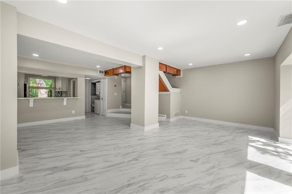 Building Photo - 1009 Riverbend Club Dr SE