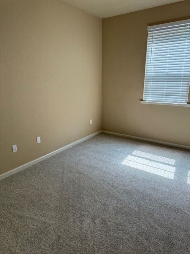 Building Photo - Gorgeous Natomas Condo