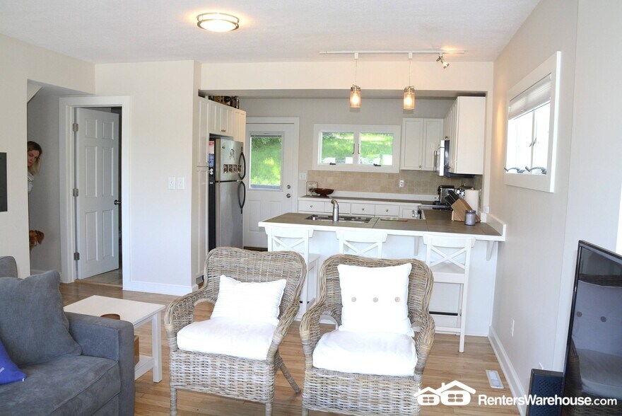 Building Photo - 4887 Edgewater Dr
