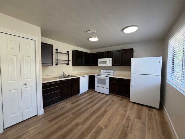Building Photo - REMODELED TWO BEDROOM IN DOWTOWN!