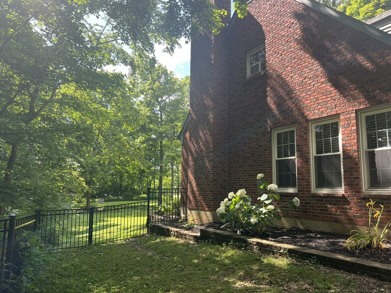 Building Photo - 1075 Woodland Ave