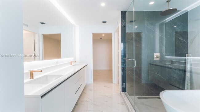 Building Photo - 700 NE 24th St