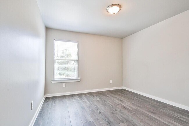 Building Photo - 208 Lake Ct