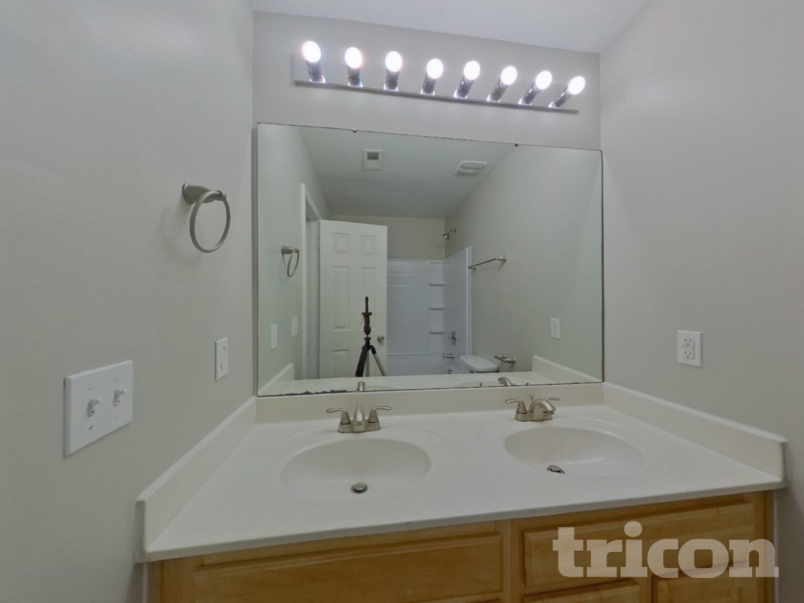 Building Photo - 842 Lakehill Rd