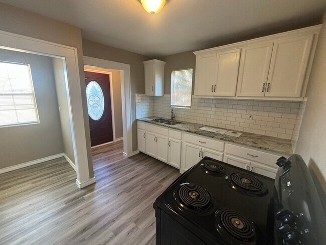 Building Photo - Spacious 3 bed 2 bath home, move in ready