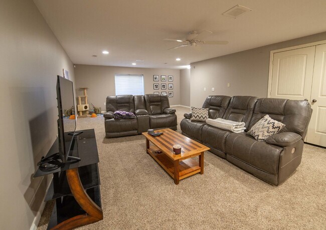Building Photo - 5 Bedroom, 3 Bathroom house with completed...