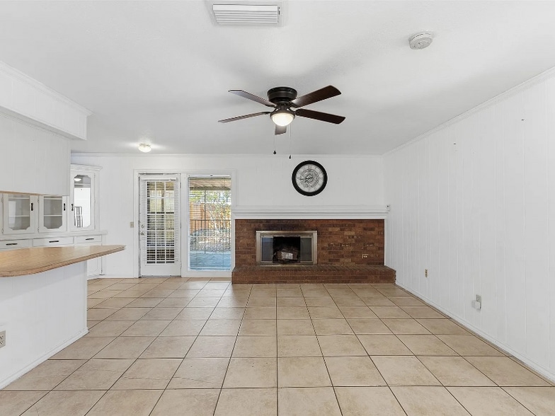 Building Photo - 3109 Point E Dr