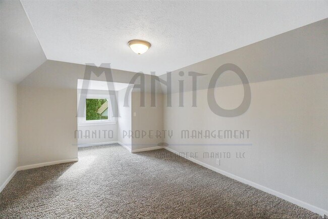 Building Photo - Charming home blocks from Kendall Yards