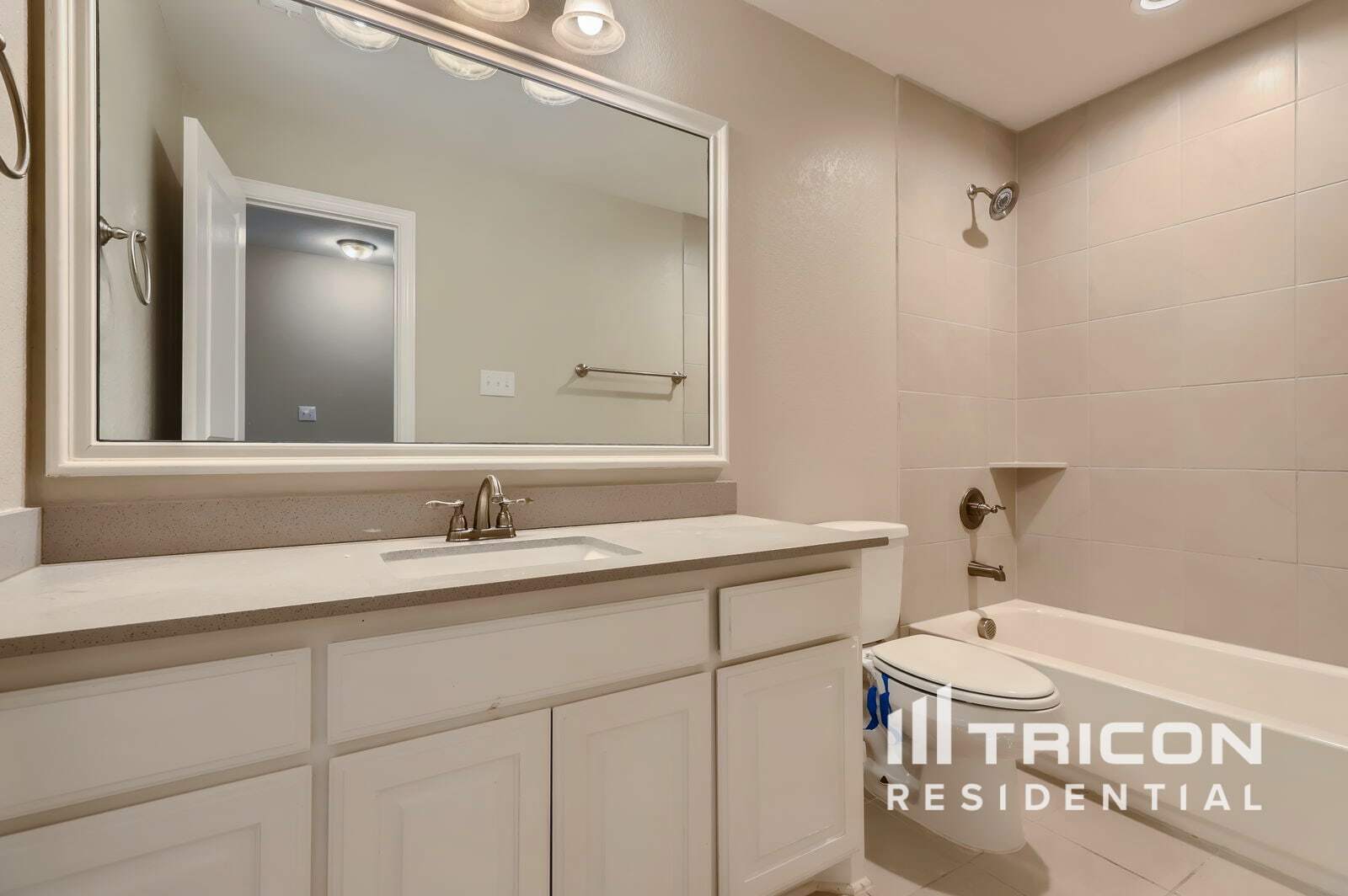 Building Photo - 319 S Hill Dr