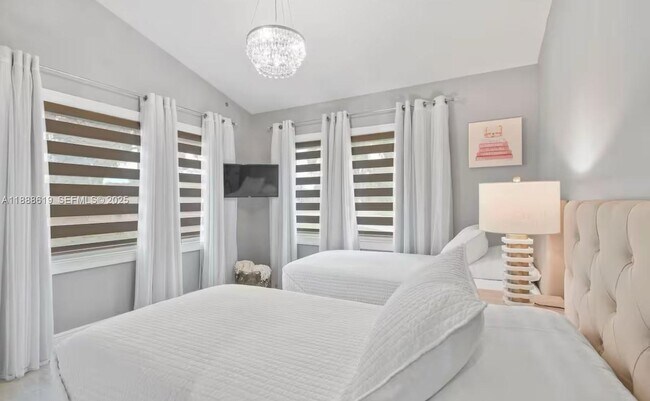 Building Photo - 7101 W Lake Dr