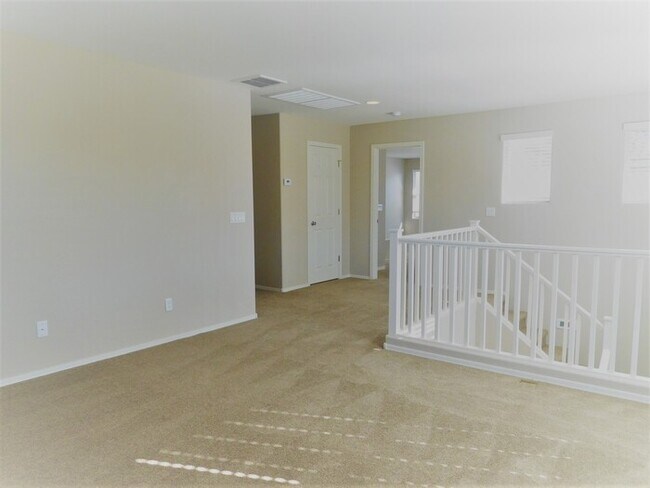 Building Photo - Naturally Well-Lit 4 bed/3 bath Single-Fam...