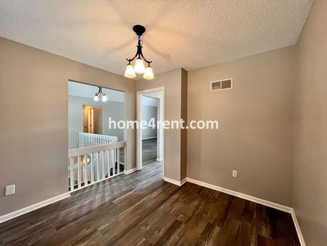 Building Photo - Wonderful Northland Home w/ an Updated Kit...