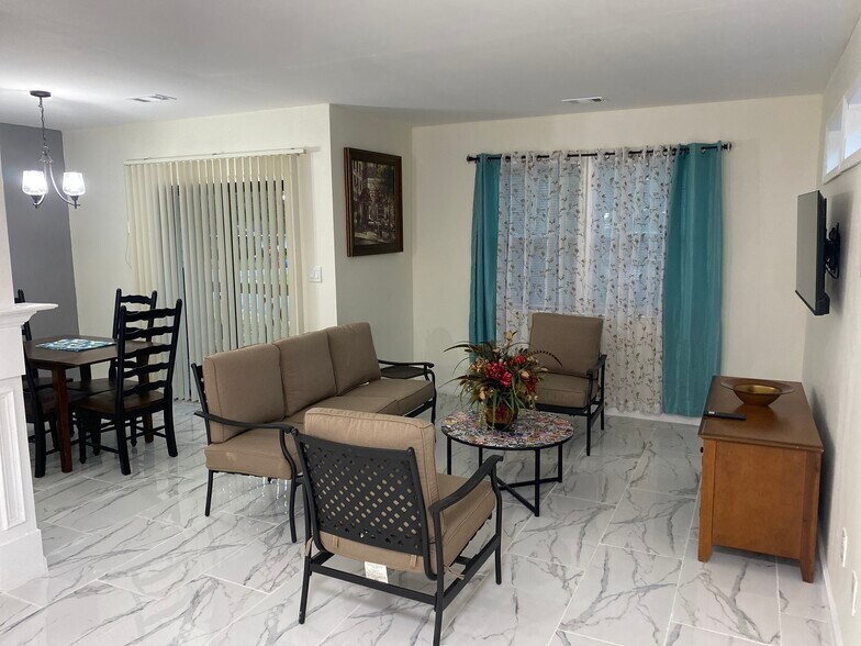 Building Photo - 825 Forest Lake Dr S