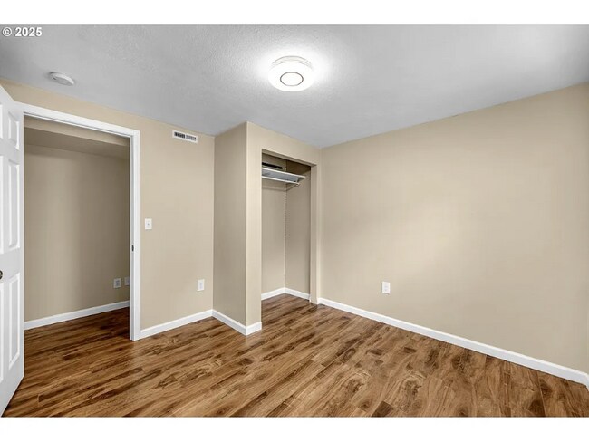 Building Photo - 1320 NW Maple Ln