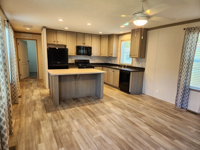 Primary Photo - 3617 N Grand Ave E