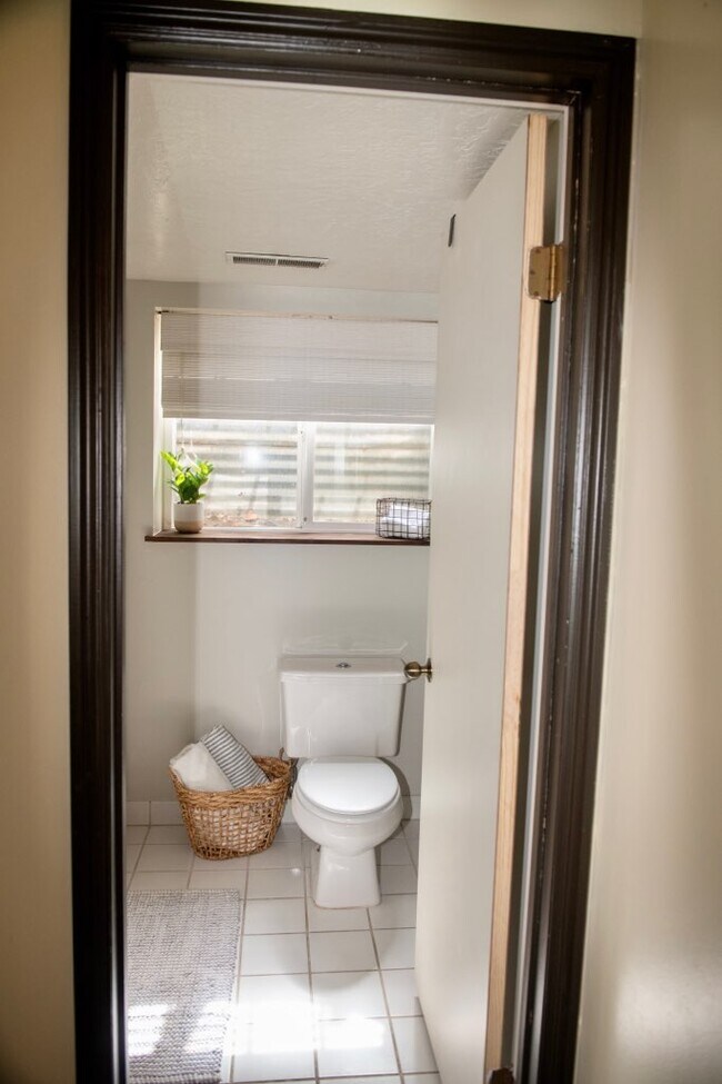 Building Photo - 9908 S Falconhurst Dr