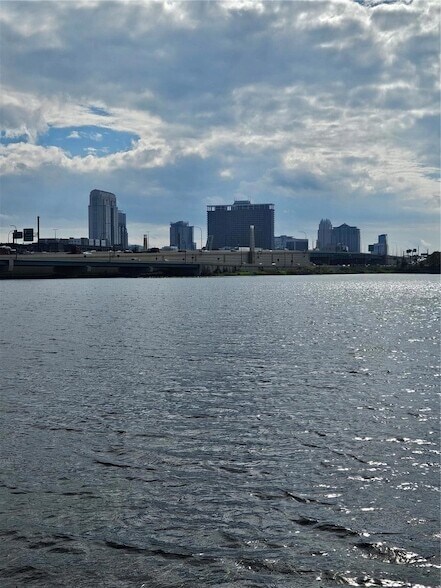 Building Photo - 320 Lakeview St