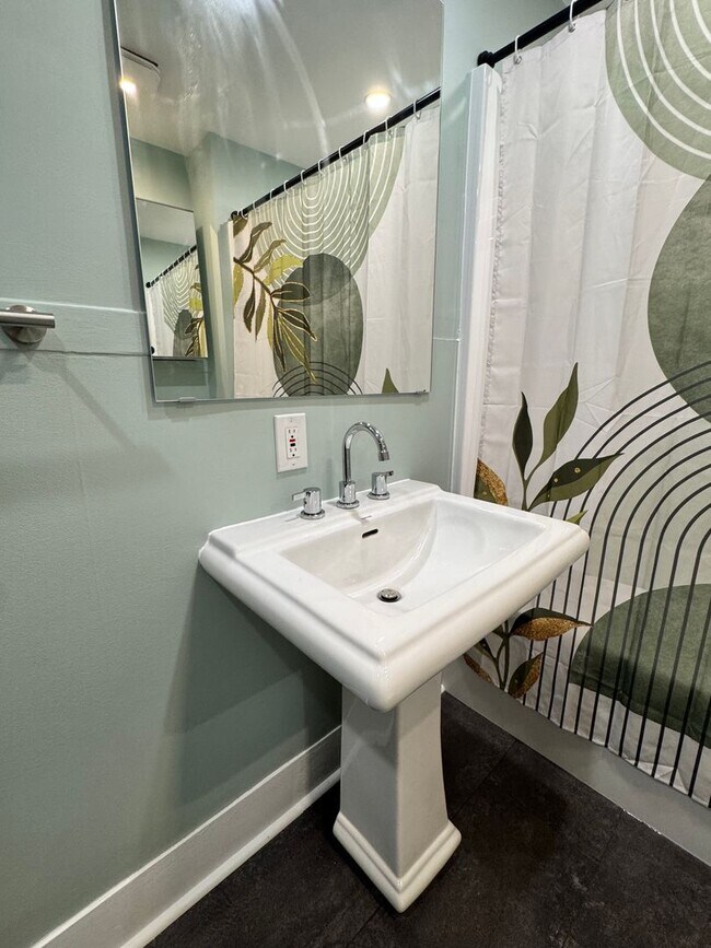 Building Photo - Spacious 4-Bedroom Home with 2 Kitchens | West Ann Arbor