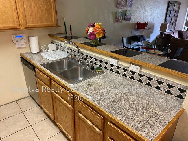 Building Photo - AVAILABLE JUNE - Furnished 2 Bedroom Condo with Community Pool Close to the UofA! (Speedway/Euclid)