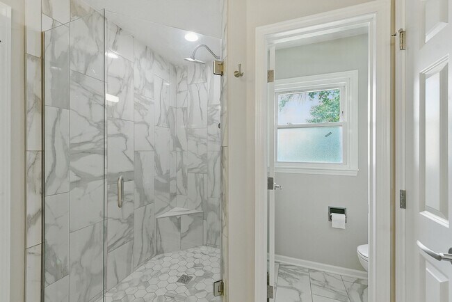Building Photo - Spacious 4-Bedroom Home for Rent in Desira...